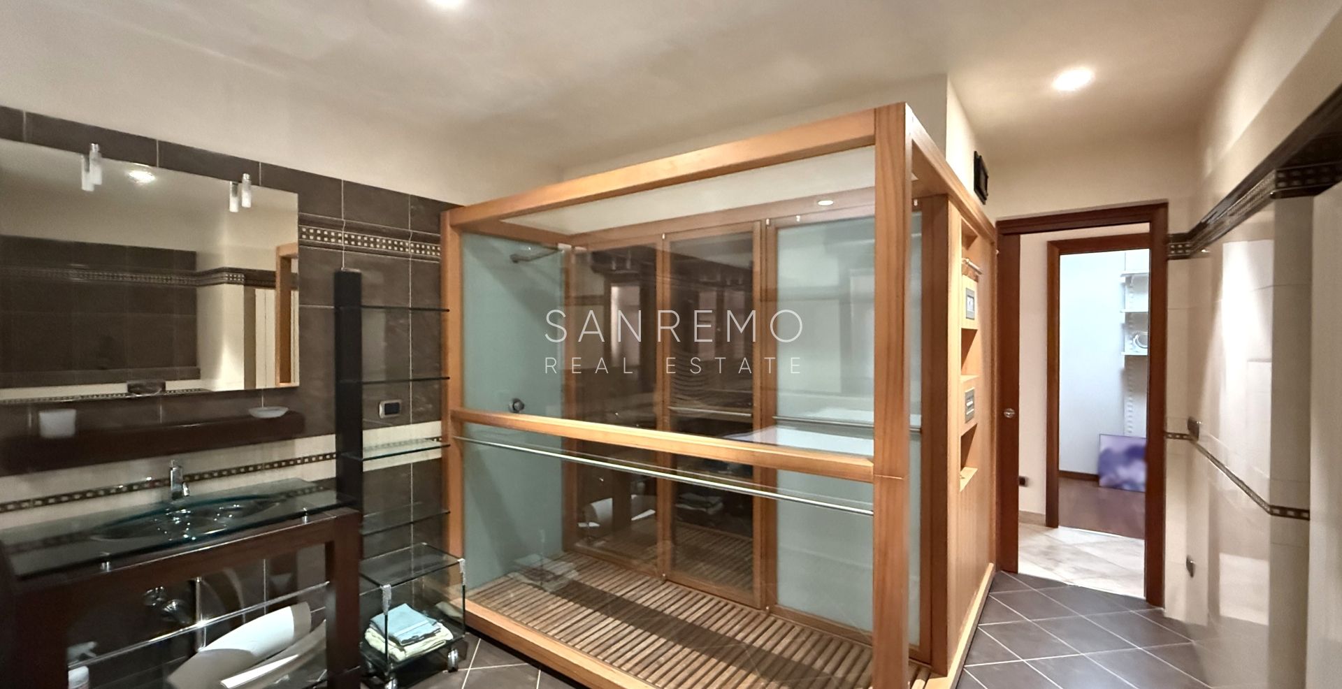 Splendida villa immersa nel verde con piscina e vista mare