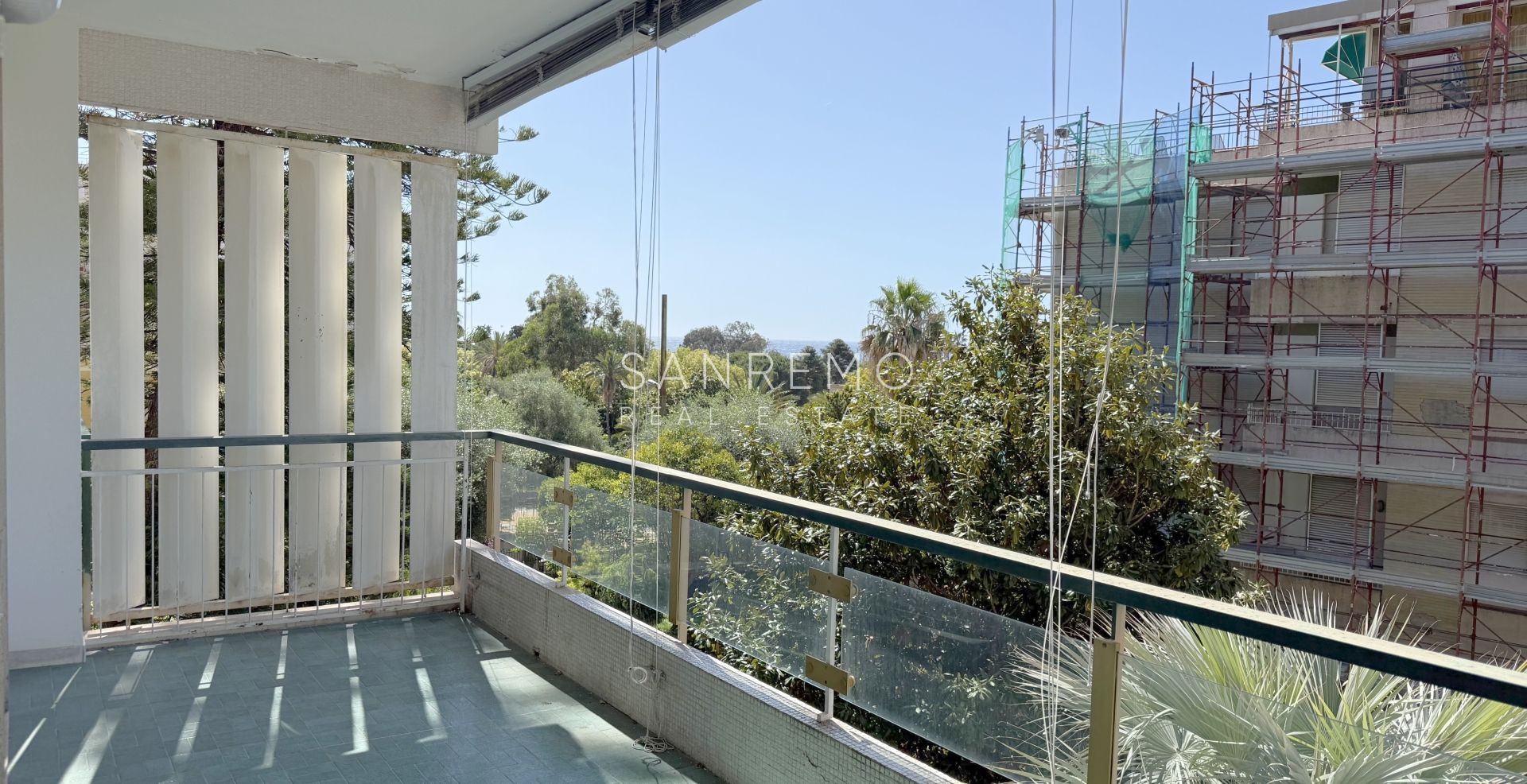 Luminoso trilocale con ampio terrazzo immerso nel verde