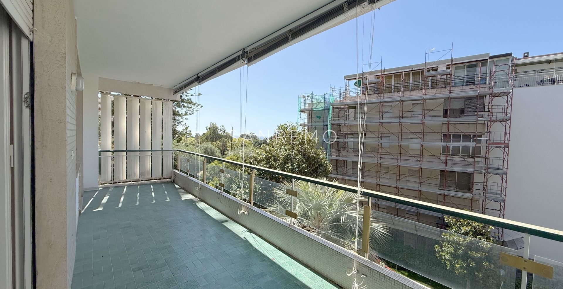 Luminoso trilocale con ampio terrazzo immerso nel verde