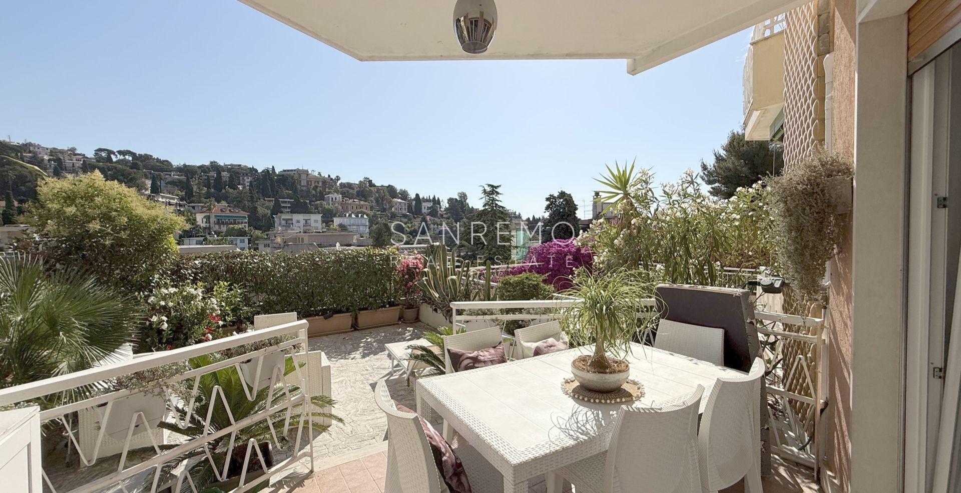 Bilocale con ampia terrazza immersa nel verde