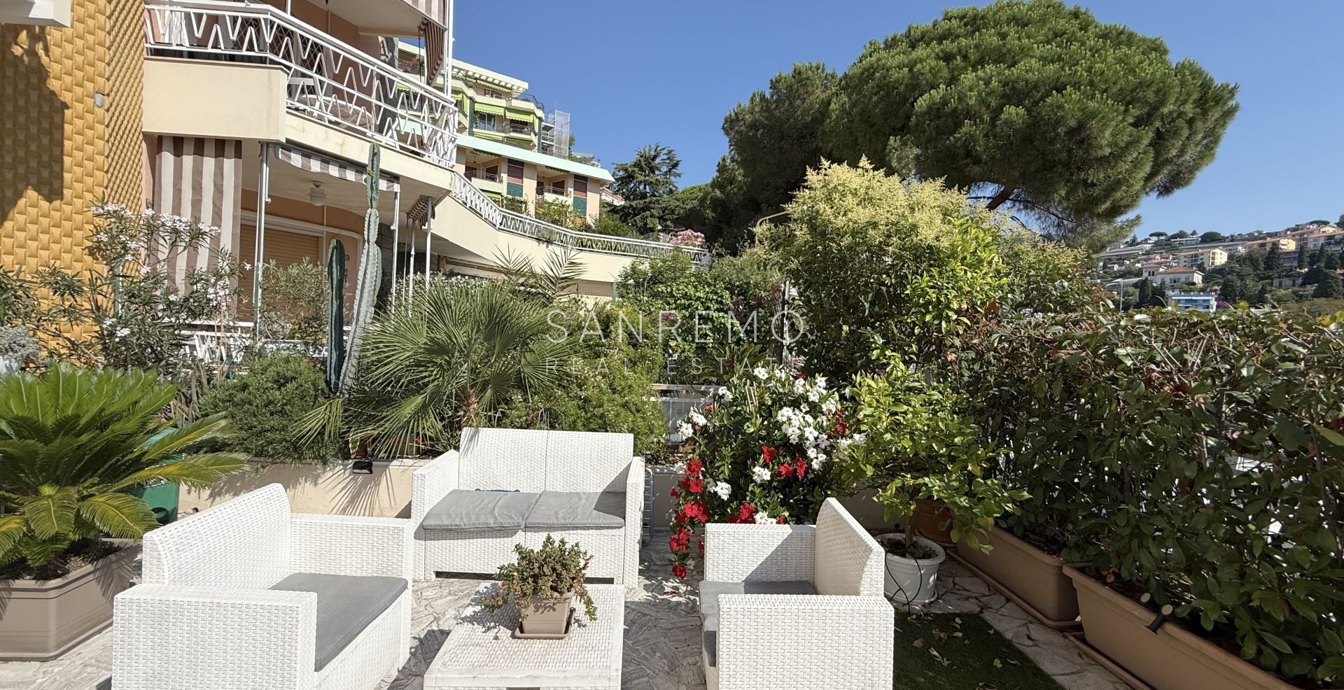 Bilocale con ampia terrazza immersa nel verde