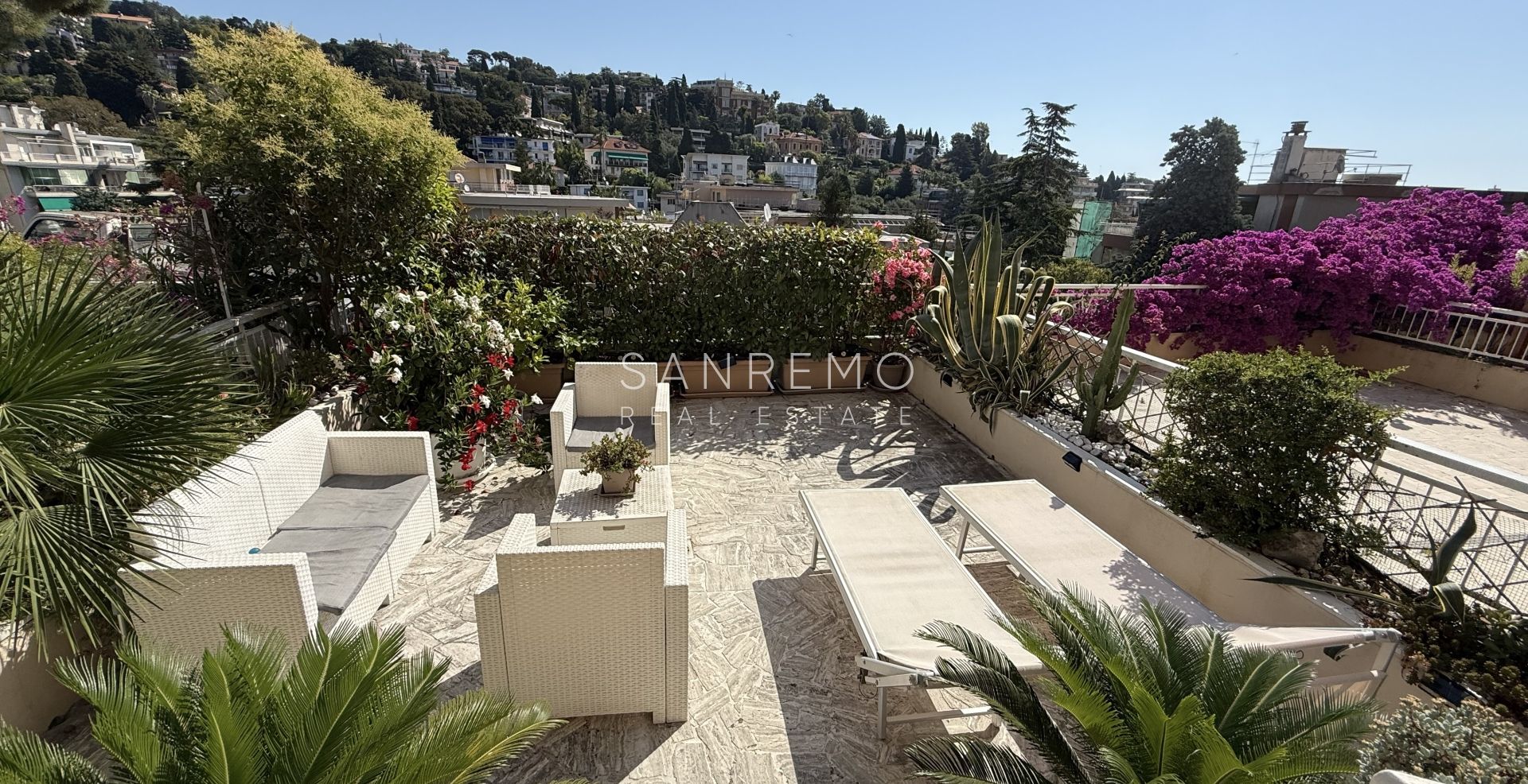 Bilocale con ampia terrazza immersa nel verde