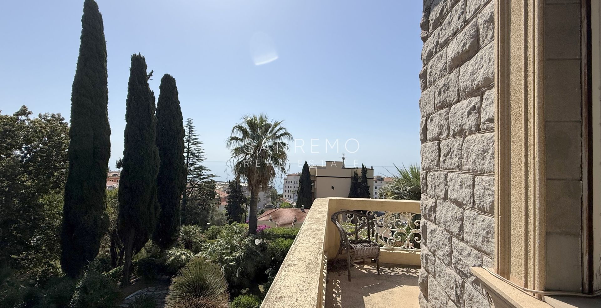 Prestigioso appartamento in villa con splendida vista mare