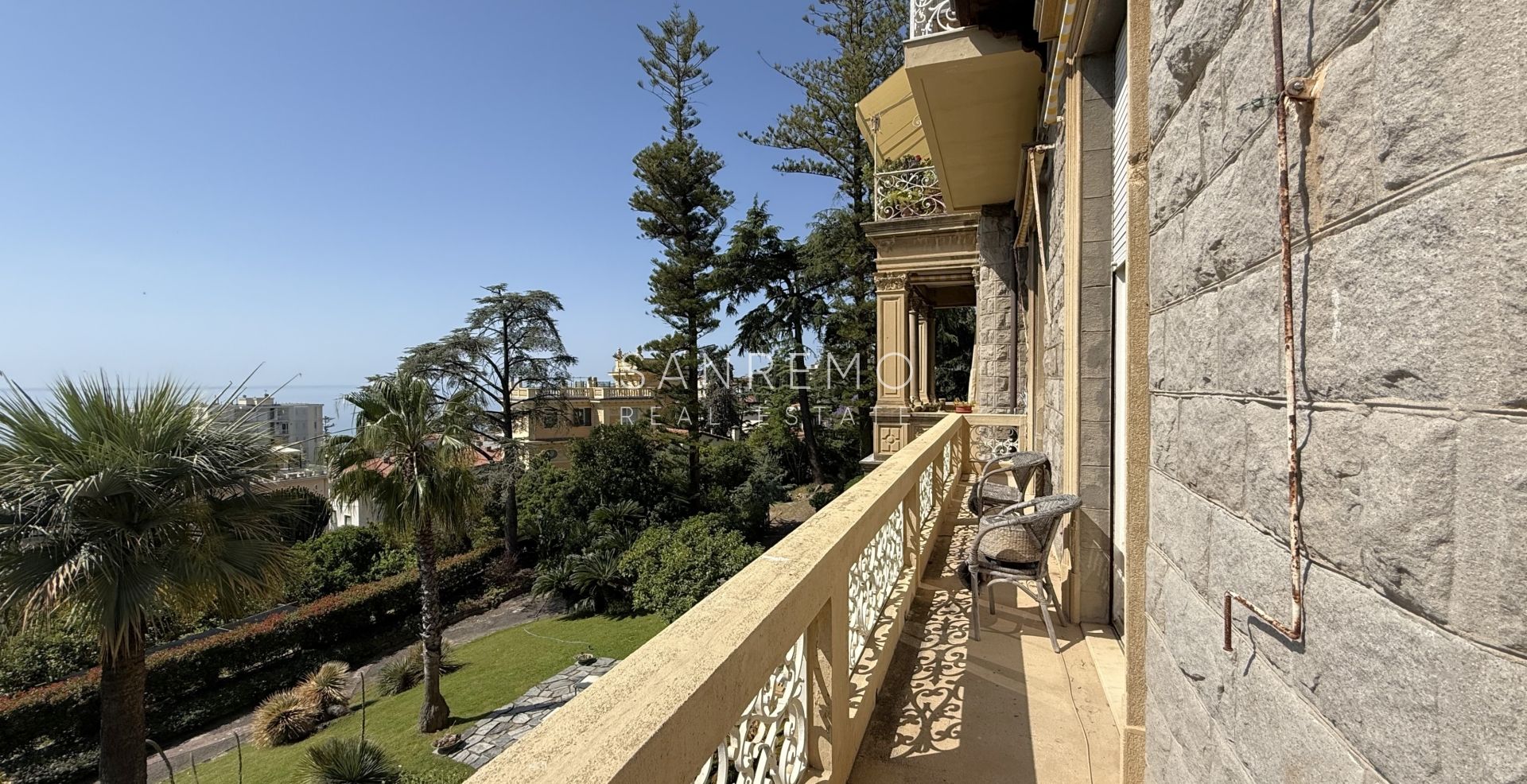 Prestigioso appartamento in villa con splendida vista mare