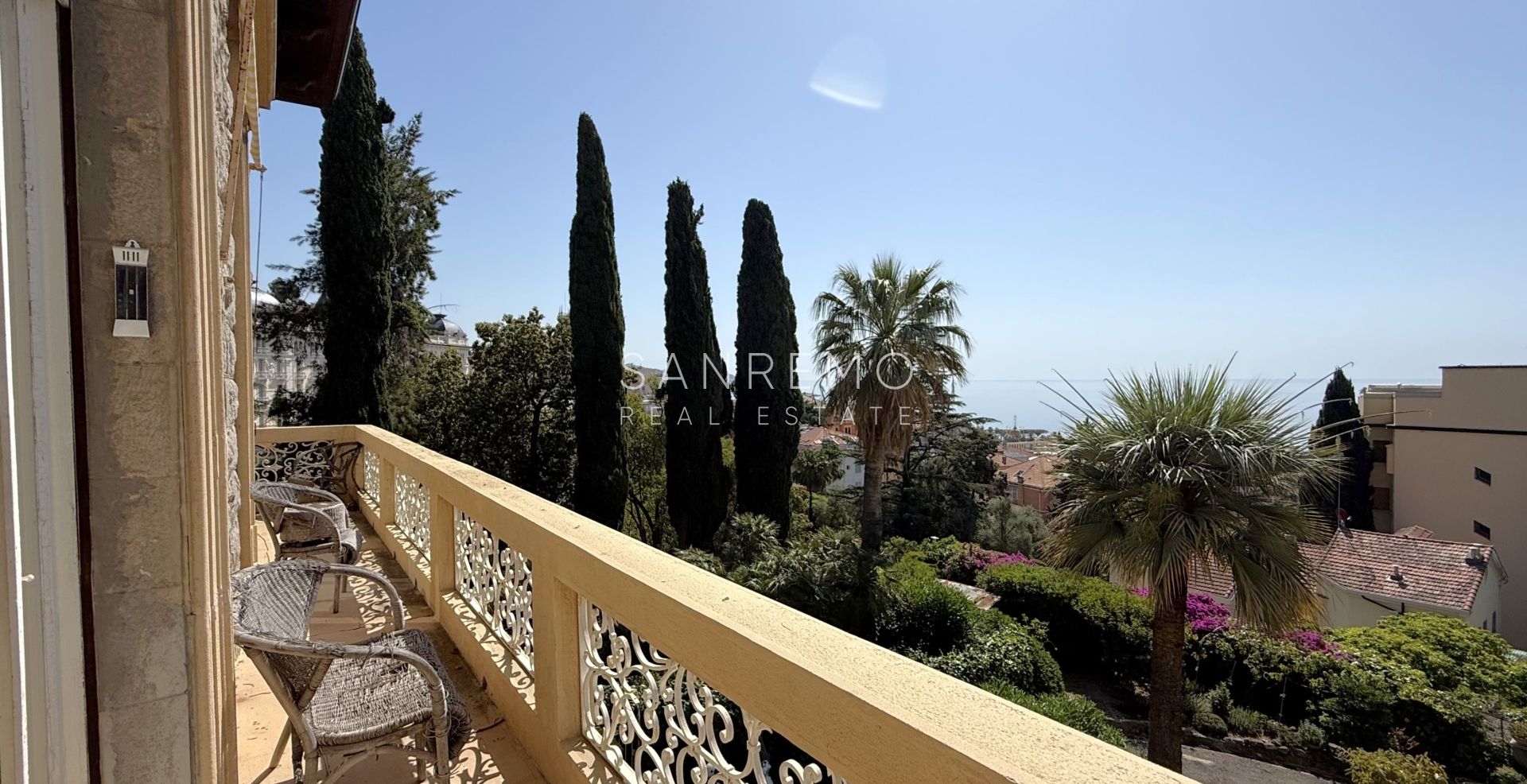 Prestigioso appartamento in villa con splendida vista mare