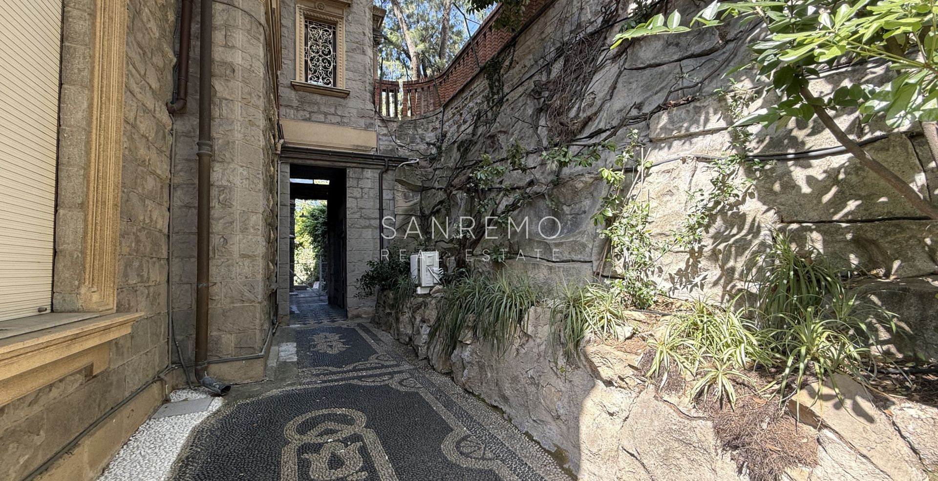 Prestigioso appartamento in villa con splendida vista mare