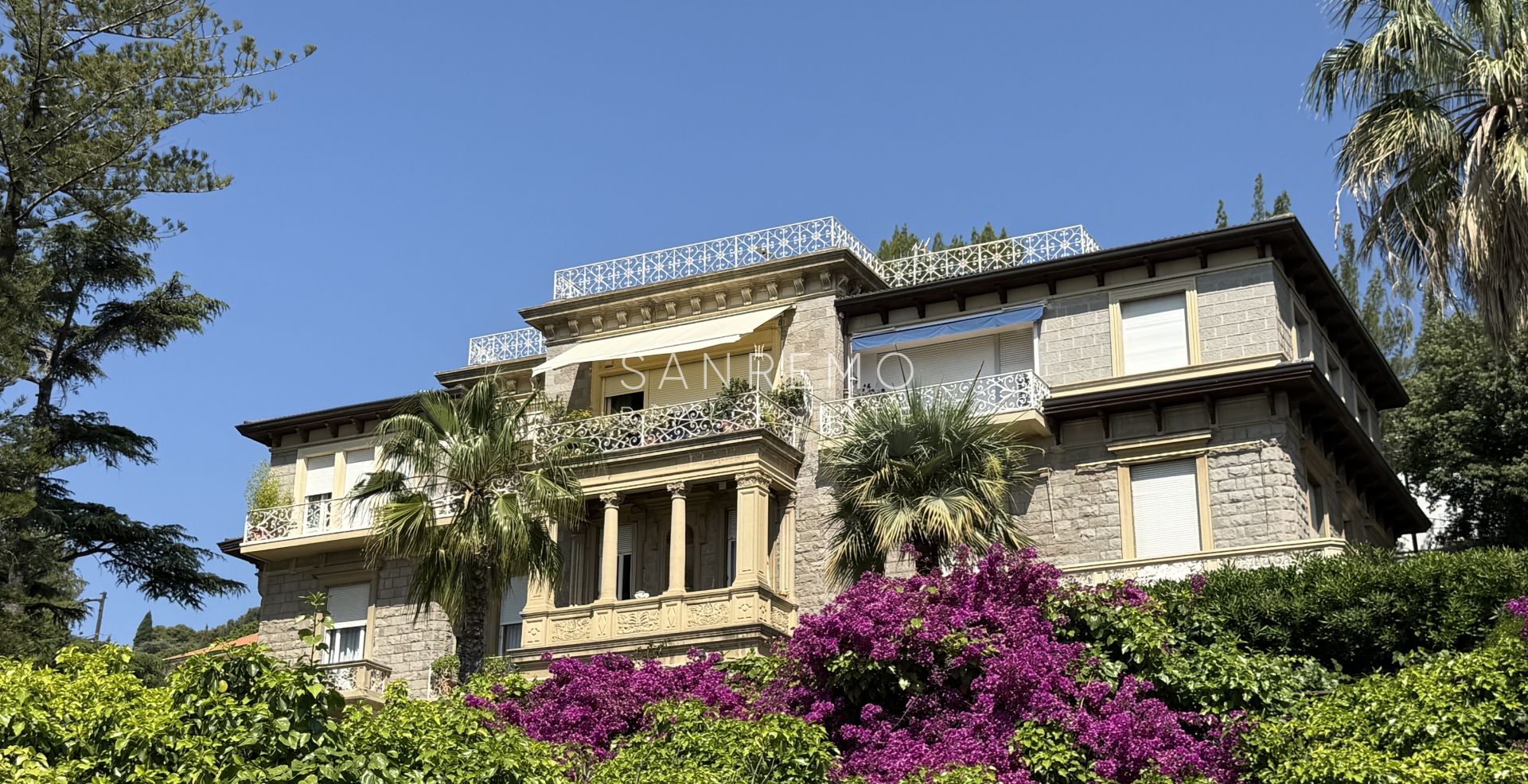 Prestigioso appartamento in villa con splendida vista mare