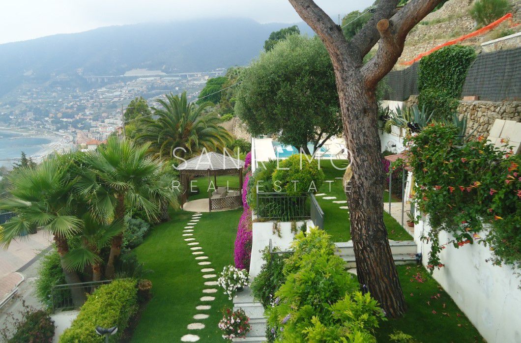 Villa affacciata sul mare con piscina