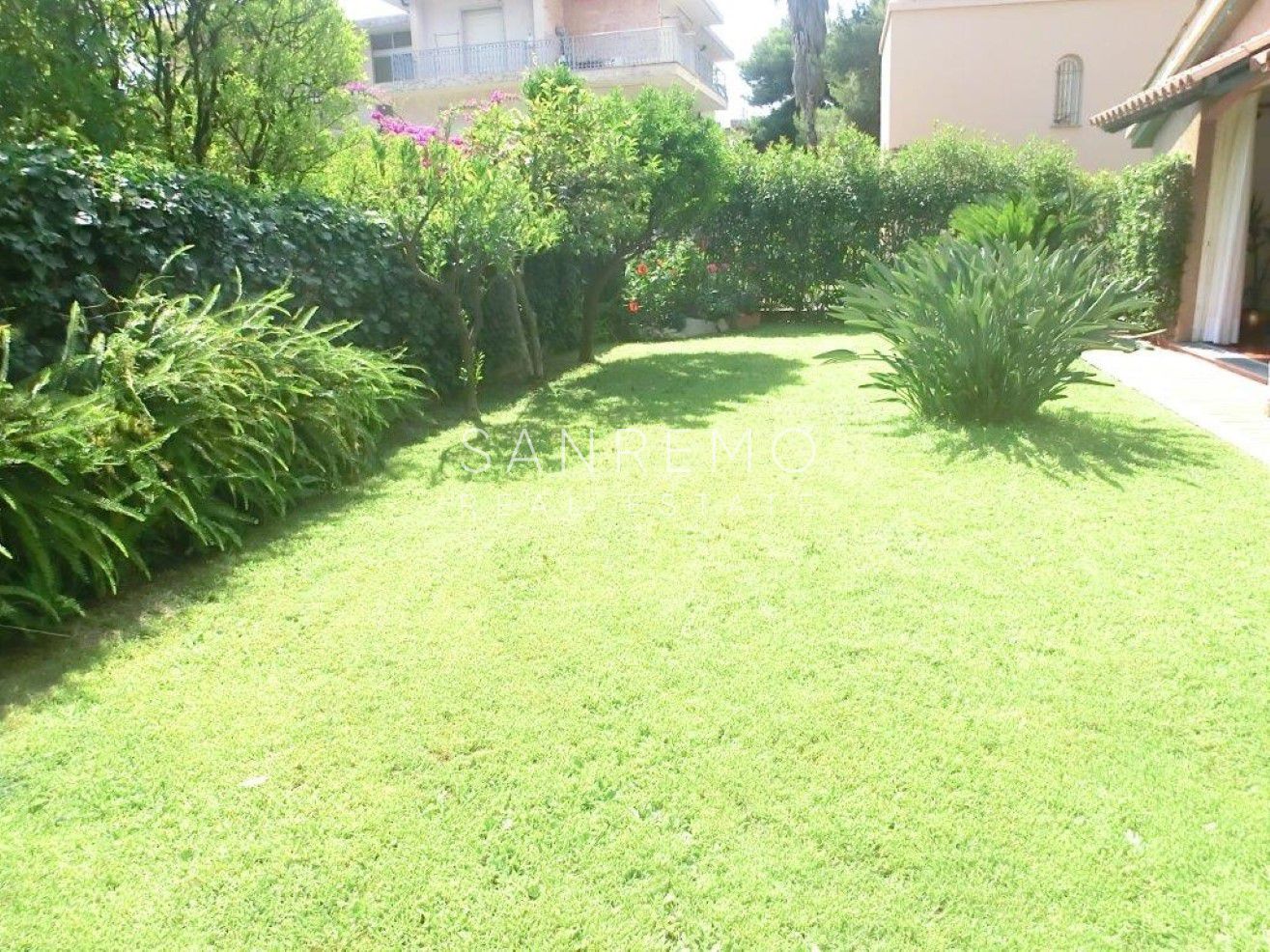 Villa sul mare con giardino e parcheggio