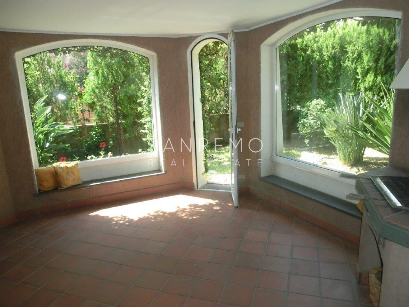 Villa sul mare con giardino e parcheggio