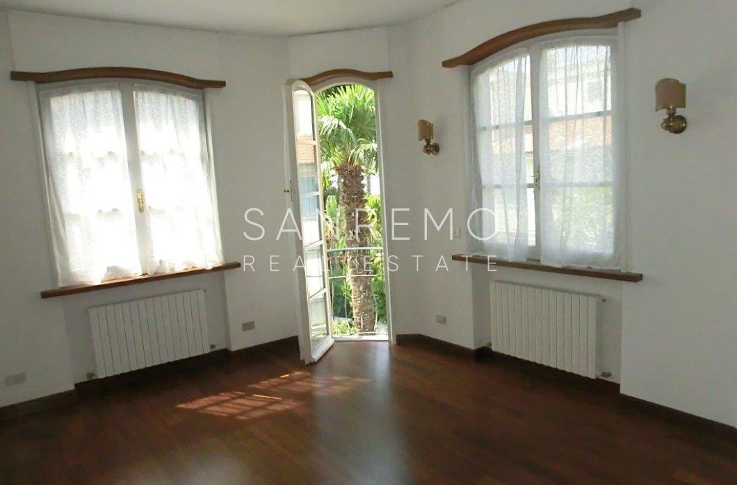 Villa sul mare con giardino e parcheggio