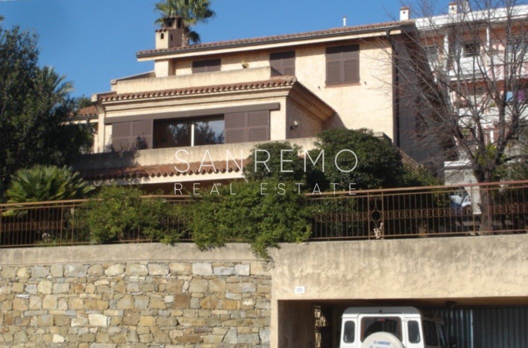 Villa su 3 piani in zona Solaro a Sanremo