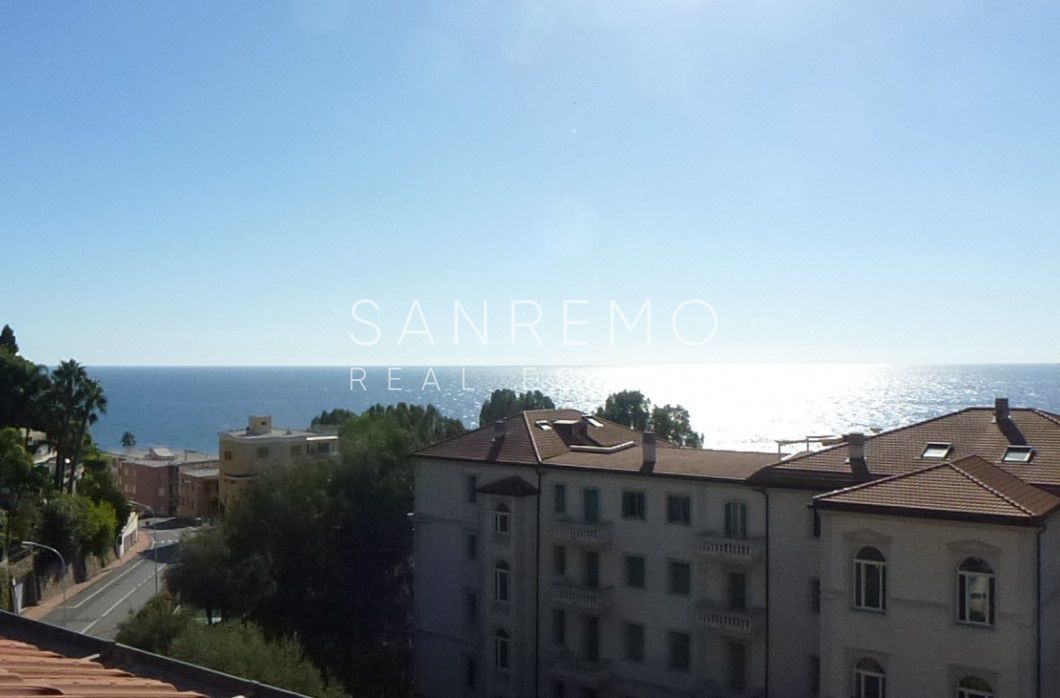 Mansarda di nuova costruzione con vista mare