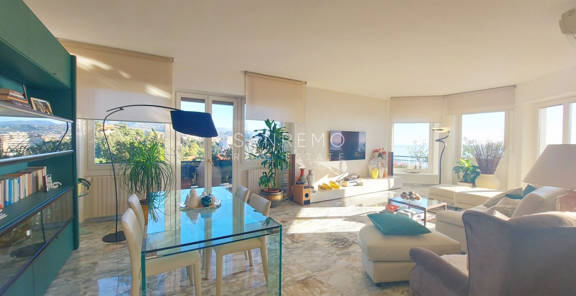 Ampio e soleggiato appartamento con terrazza e vista mare panoramica