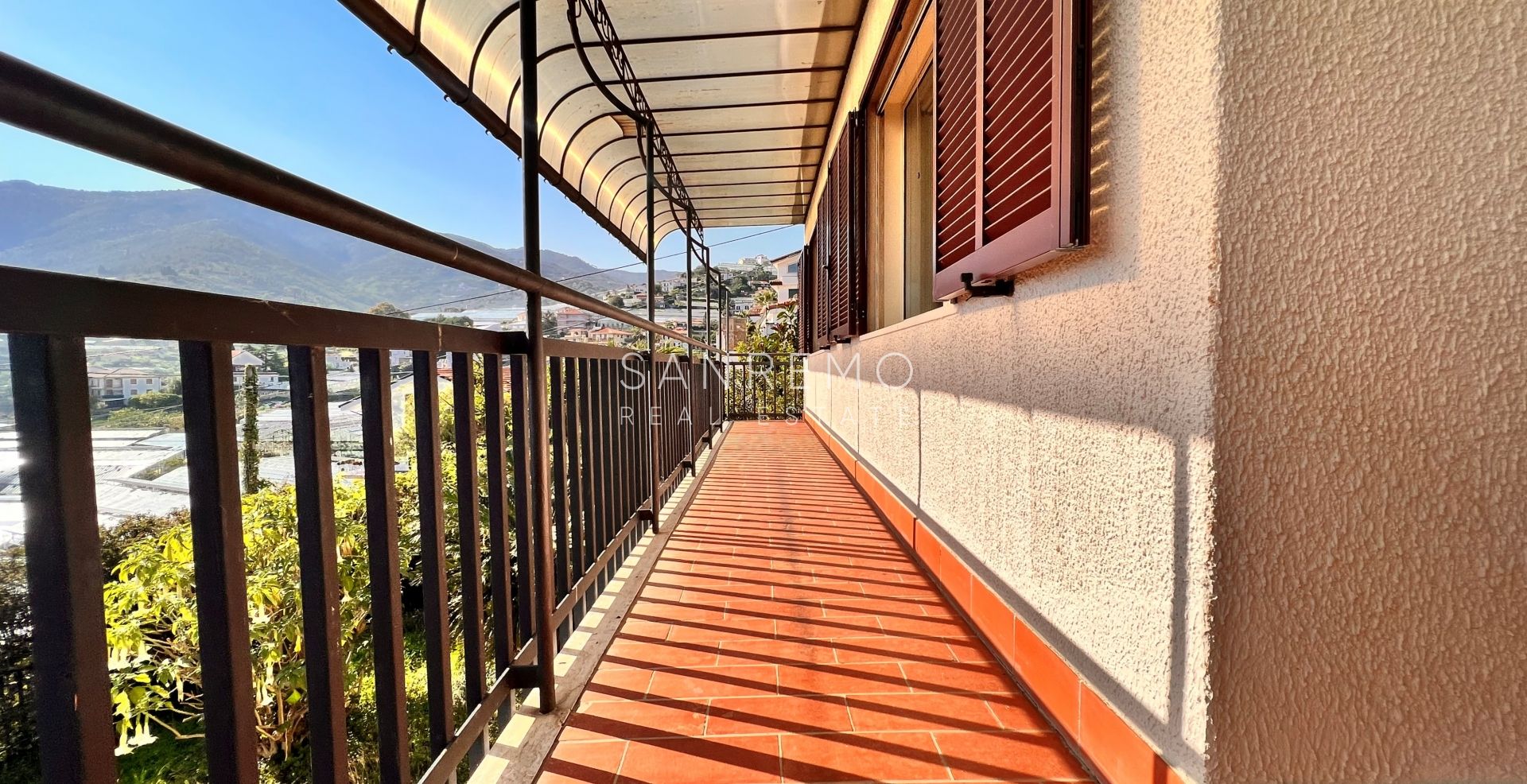 Graziosa villa con piscina sulla prima collina di Sanremo