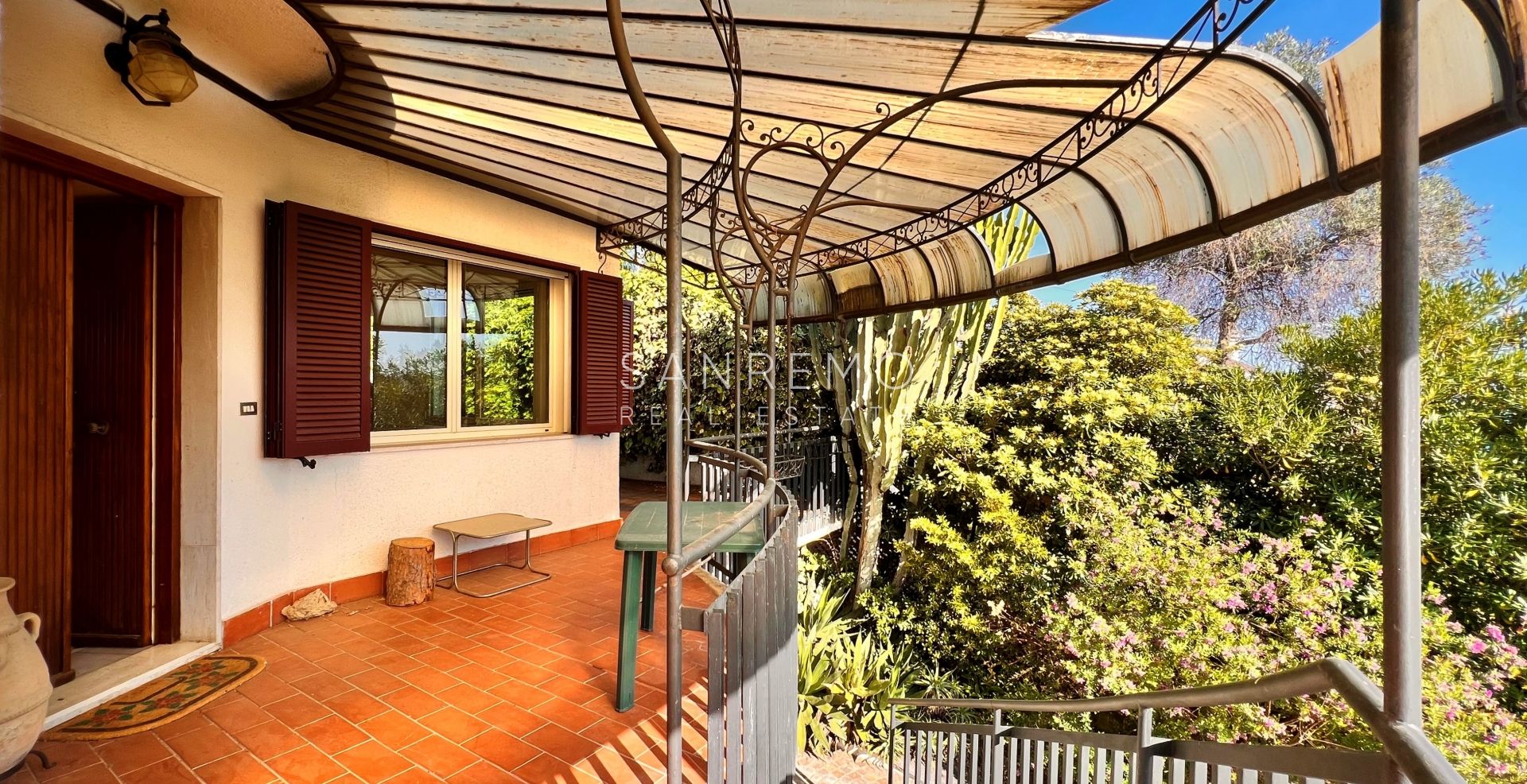 Graziosa villa con piscina sulla prima collina di Sanremo