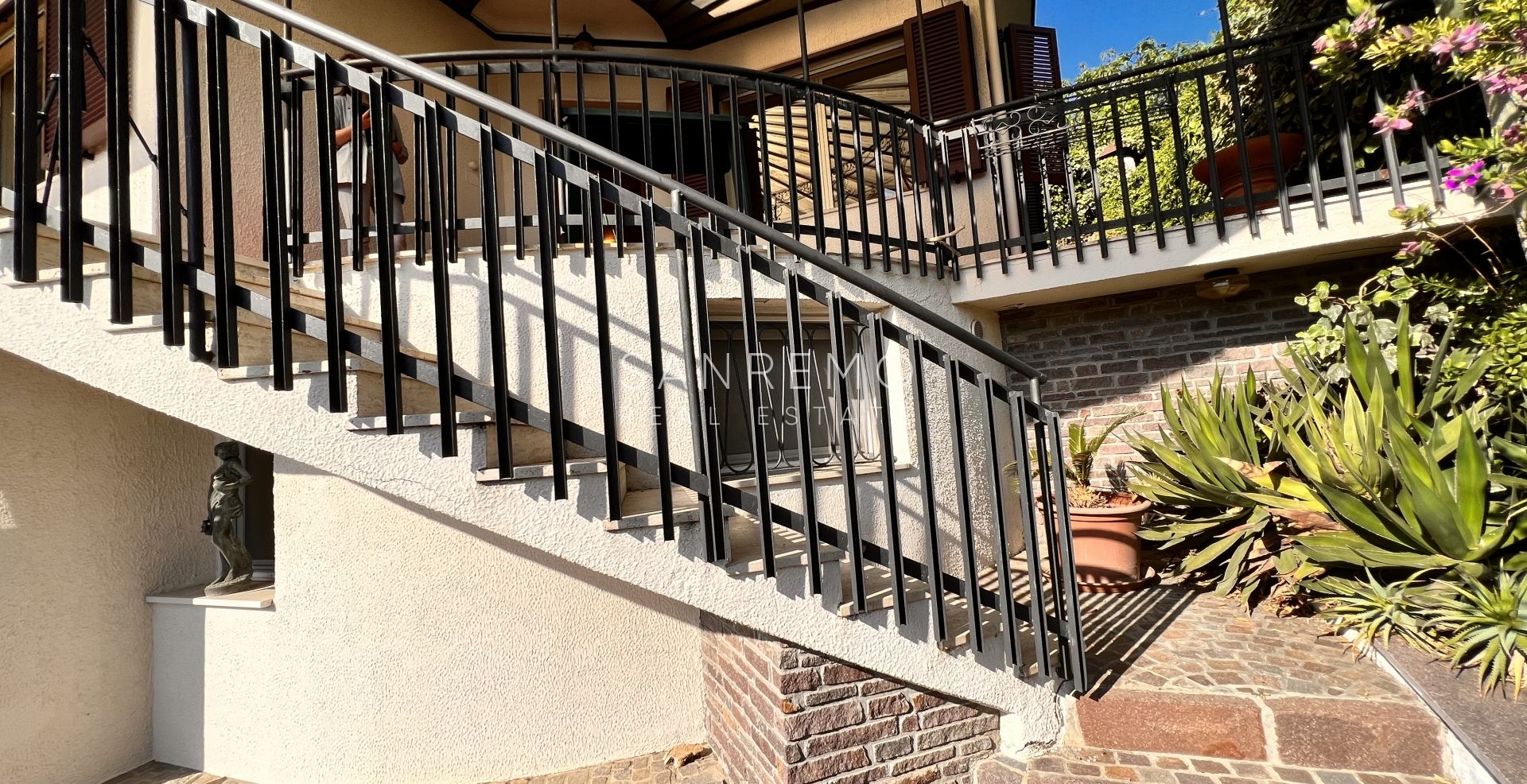 Graziosa villa con piscina sulla prima collina di Sanremo