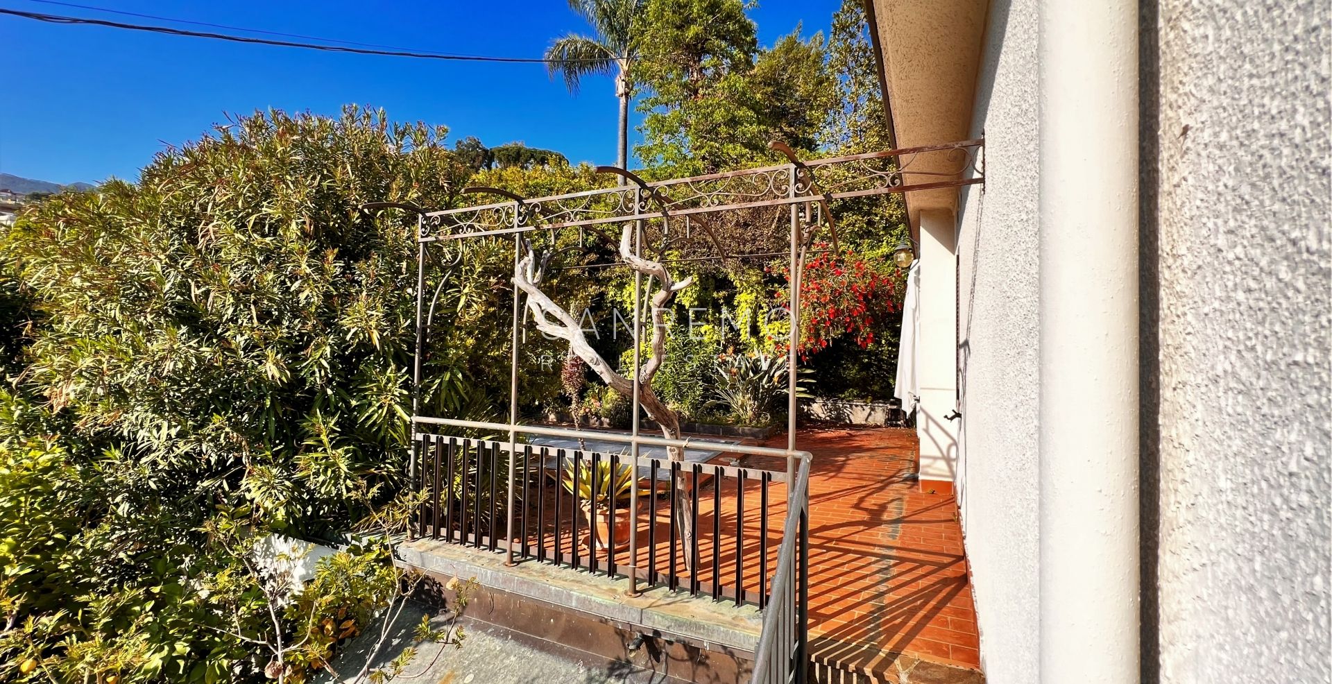 Graziosa villa con piscina sulla prima collina di Sanremo