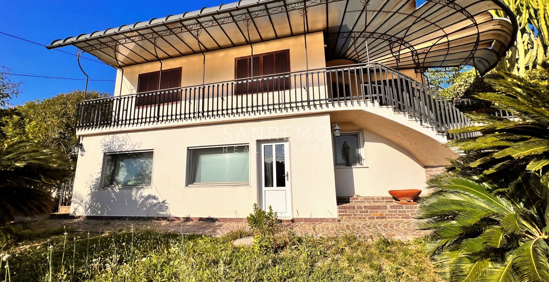 Graziosa villa con piscina sulla prima collina di Sanremo