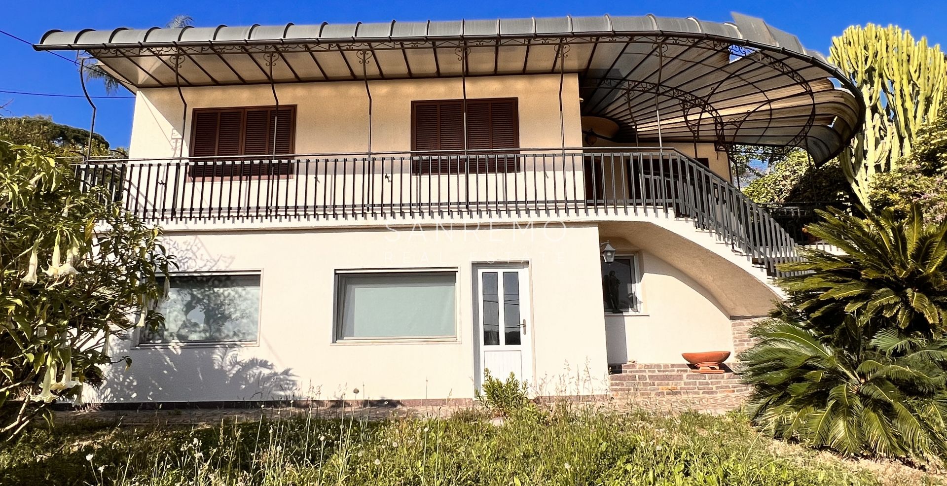 Graziosa villa con piscina sulla prima collina di Sanremo