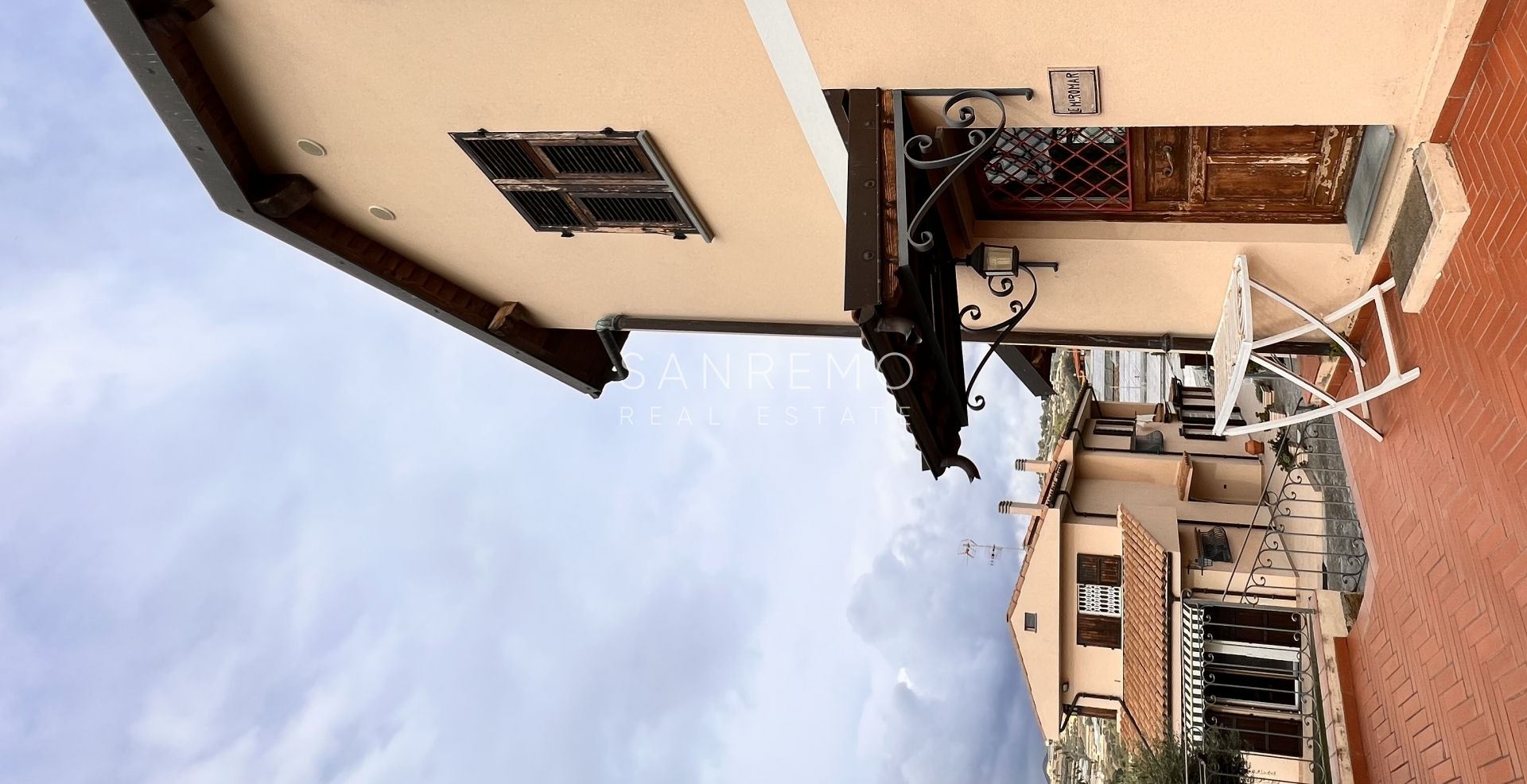 Luminosa villa  in ottime condizioni disposta su tre livelli con circostante giardino
