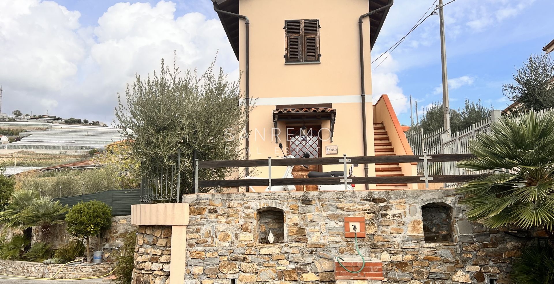 Luminosa villa  in ottime condizioni disposta su tre livelli con circostante giardino
