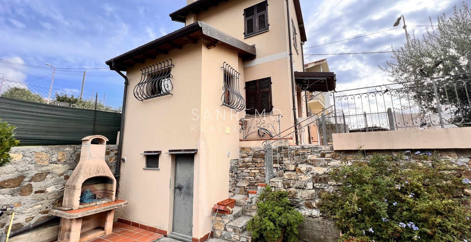 Luminosa villa  in ottime condizioni disposta su tre livelli con circostante giardino