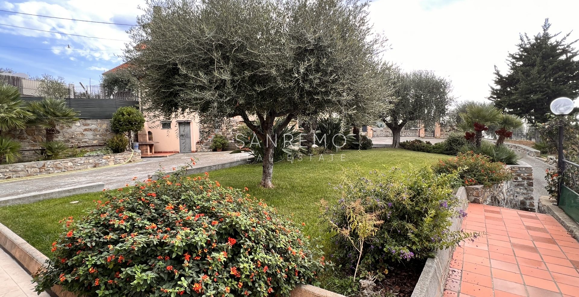 Luminosa villa  in ottime condizioni disposta su tre livelli con circostante giardino