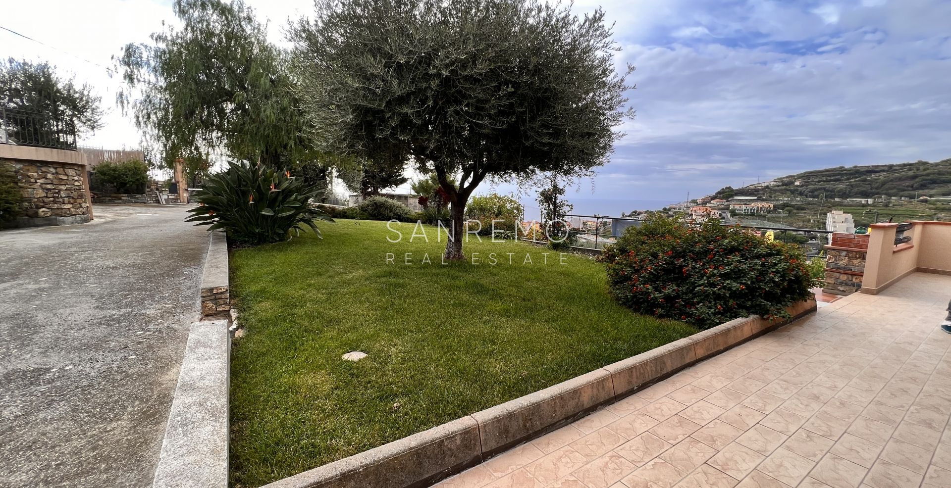 Luminosa villa  in ottime condizioni disposta su tre livelli con circostante giardino