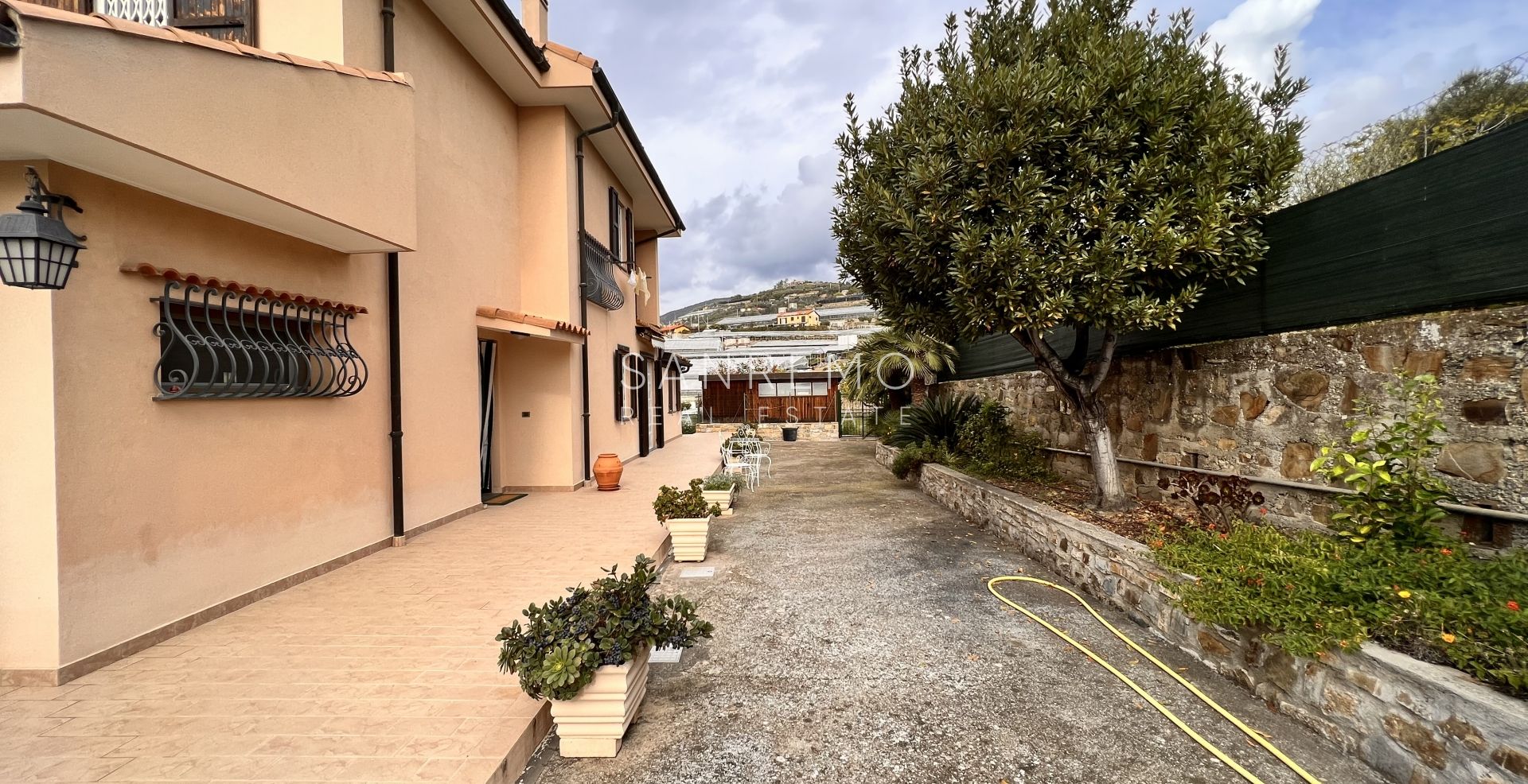 Luminosa villa  in ottime condizioni disposta su tre livelli con circostante giardino