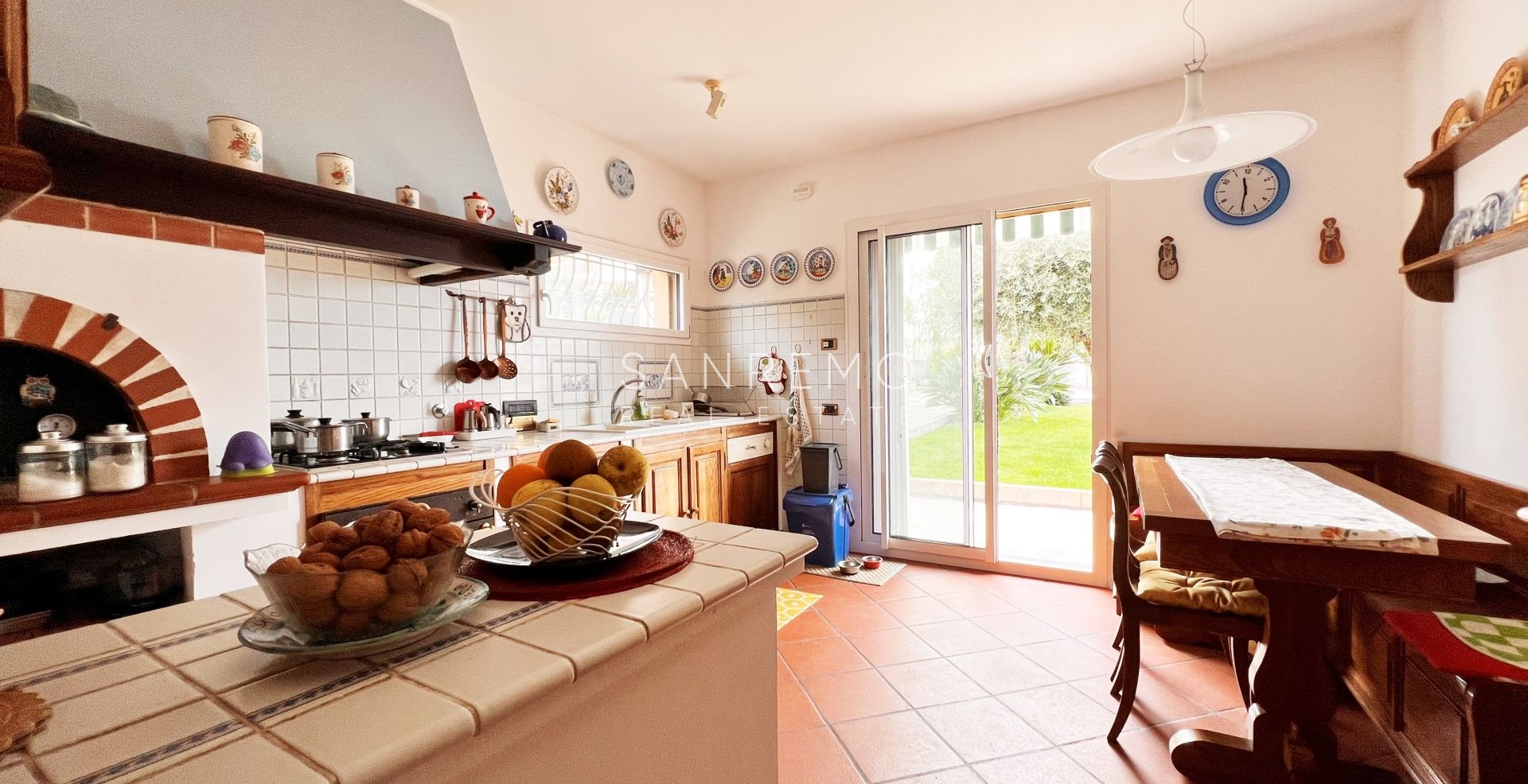 Luminosa villa  in ottime condizioni disposta su tre livelli con circostante giardino