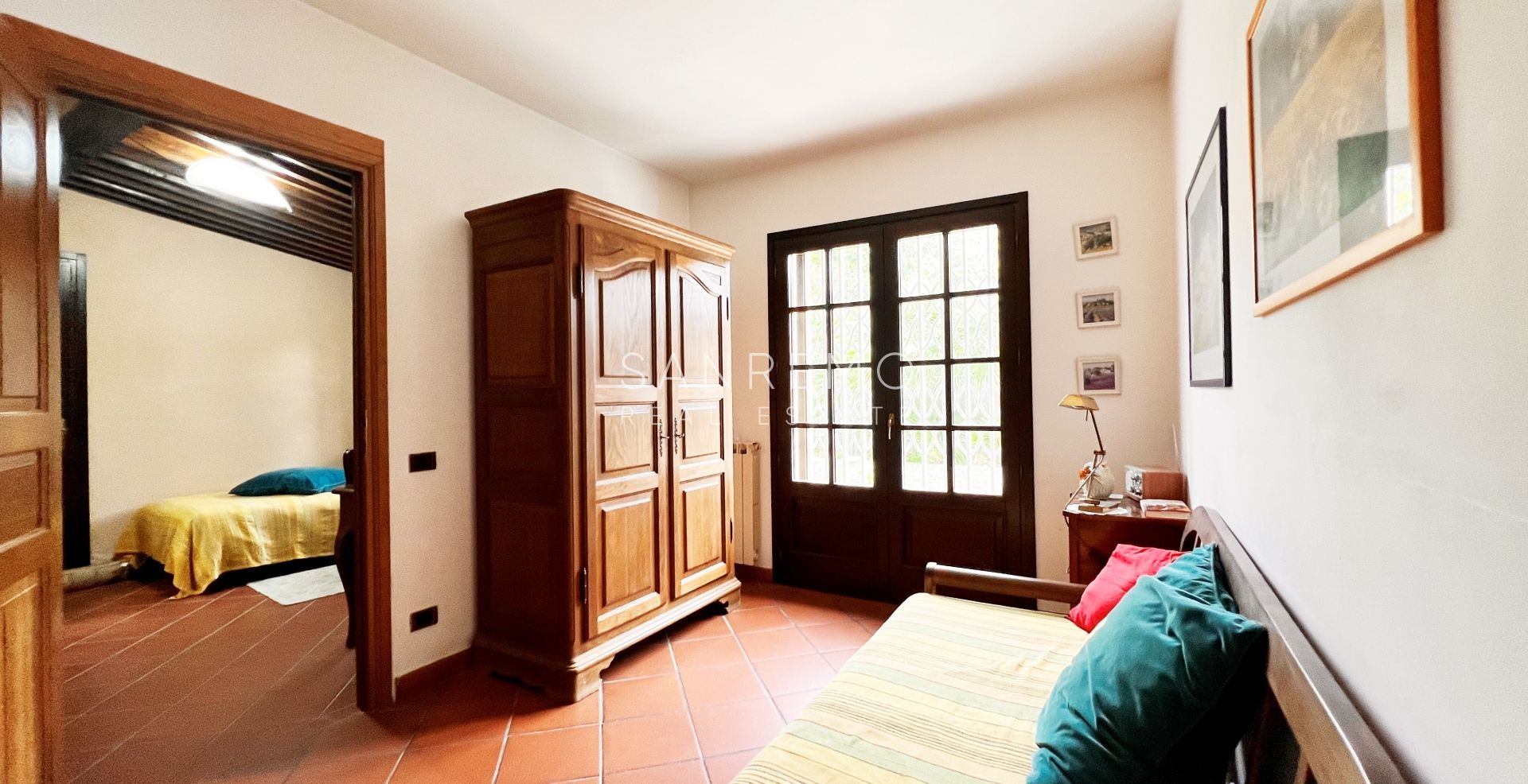 Luminosa villa  in ottime condizioni disposta su tre livelli con circostante giardino