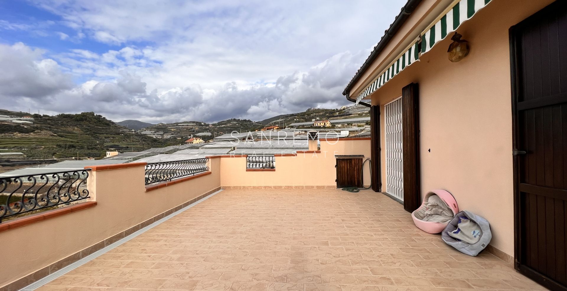 Luminosa villa  in ottime condizioni disposta su tre livelli con circostante giardino