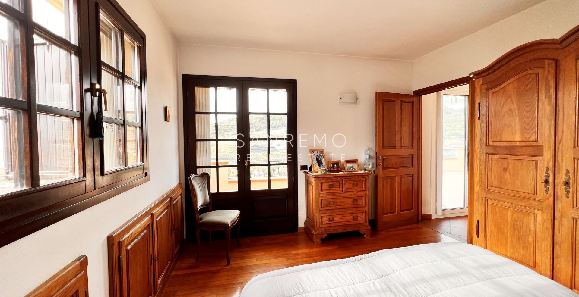 Luminosa villa  in ottime condizioni disposta su tre livelli con circostante giardino