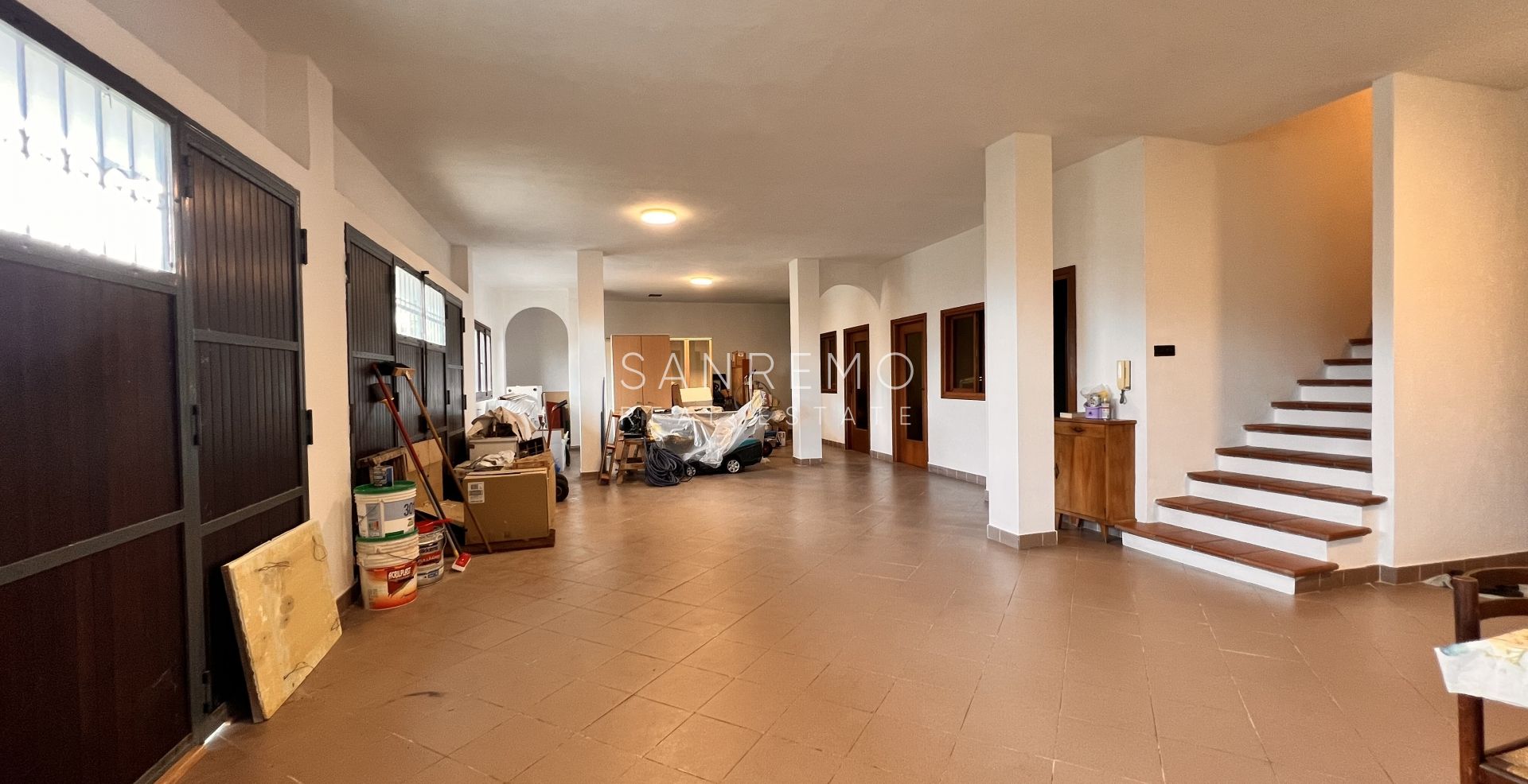 Luminosa villa  in ottime condizioni disposta su tre livelli con circostante giardino