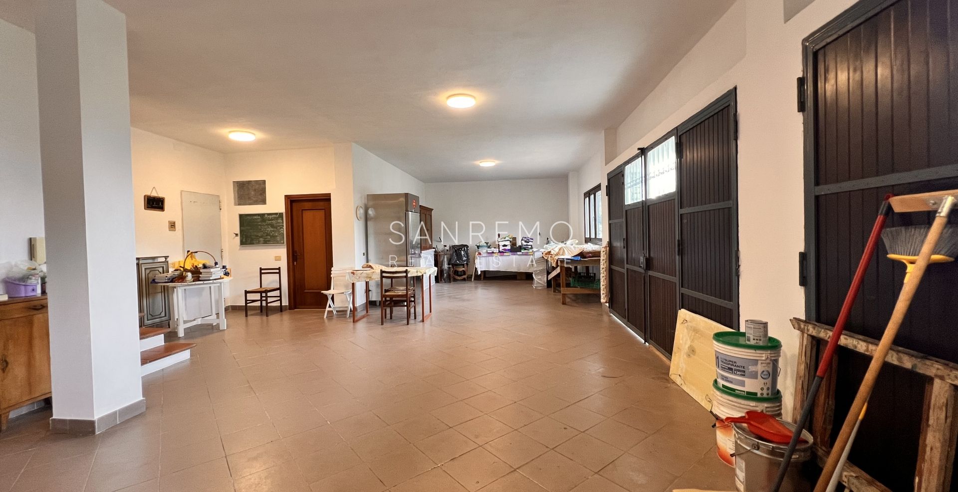 Luminosa villa  in ottime condizioni disposta su tre livelli con circostante giardino