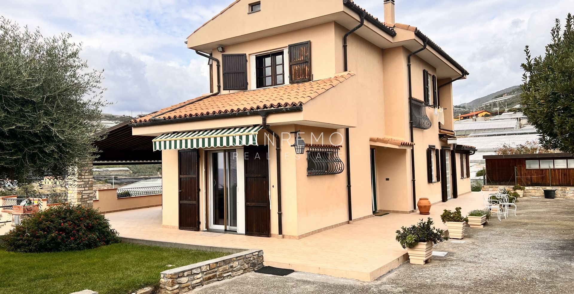 Luminosa villa  in ottime condizioni disposta su tre livelli con circostante giardino