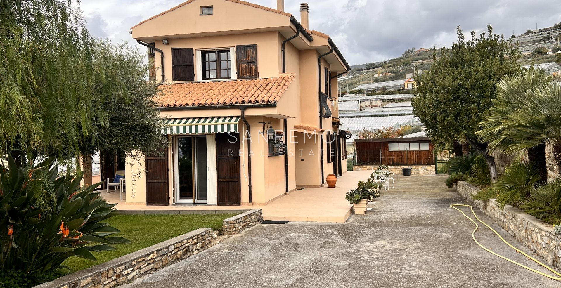 Luminosa villa  in ottime condizioni disposta su tre livelli con circostante giardino