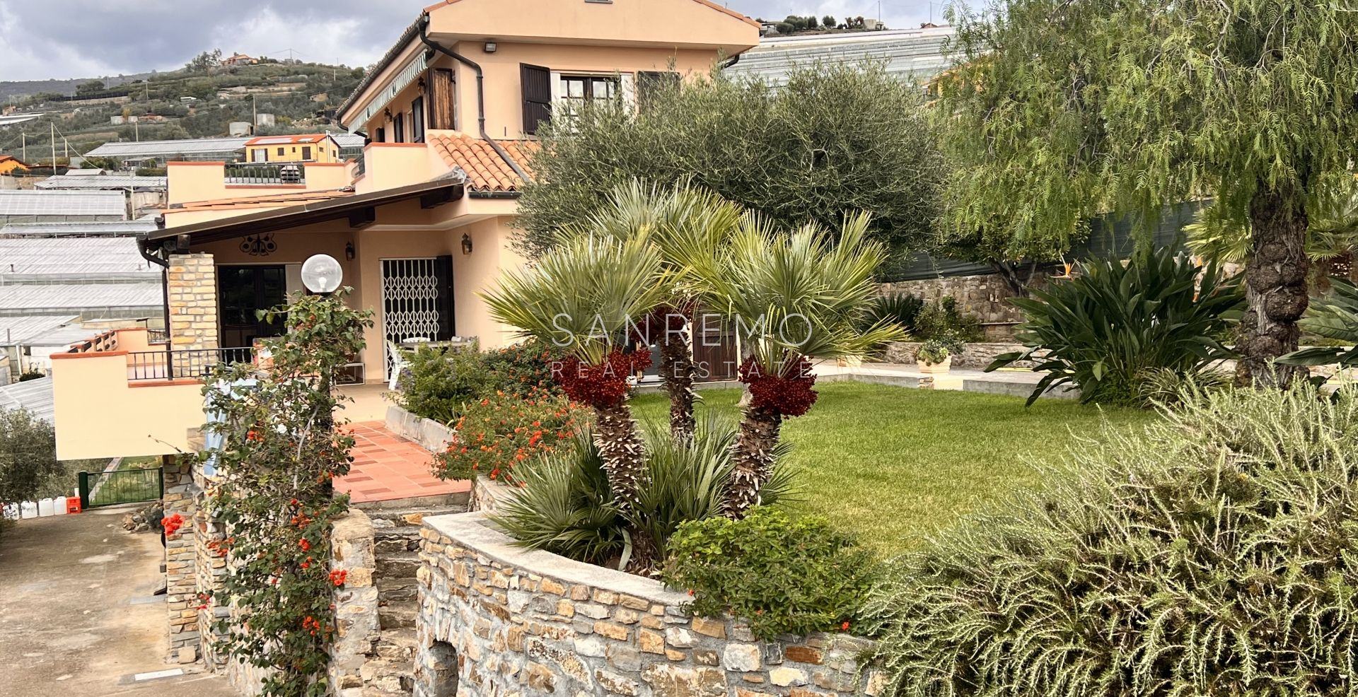 Luminosa villa  in ottime condizioni disposta su tre livelli con circostante giardino