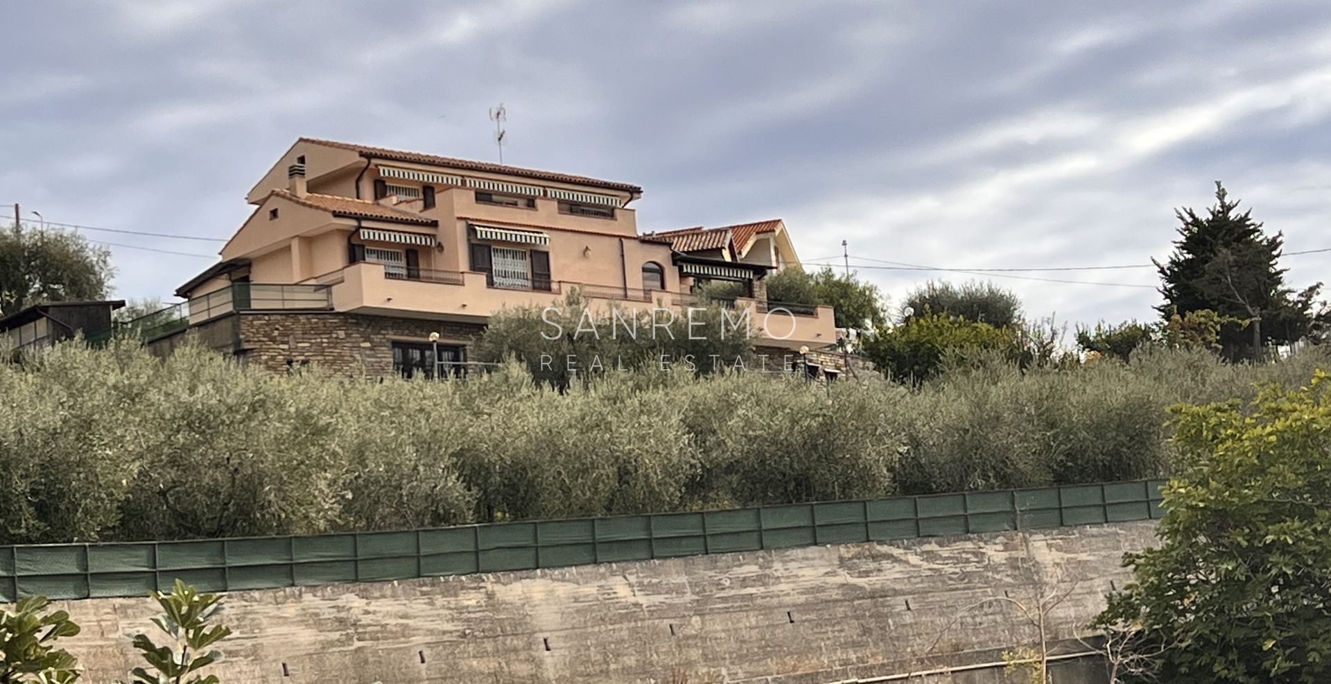 Luminosa villa  in ottime condizioni disposta su tre livelli con circostante giardino