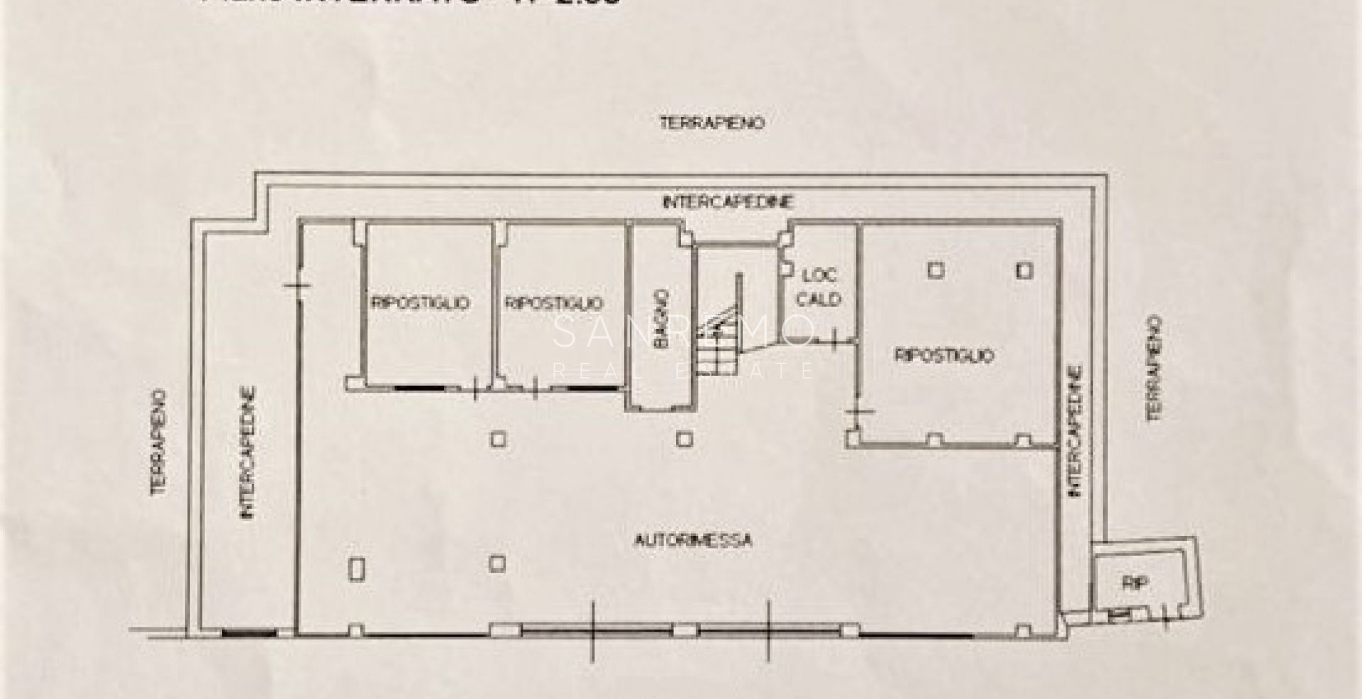 Luminosa villa  in ottime condizioni disposta su tre livelli con circostante giardino