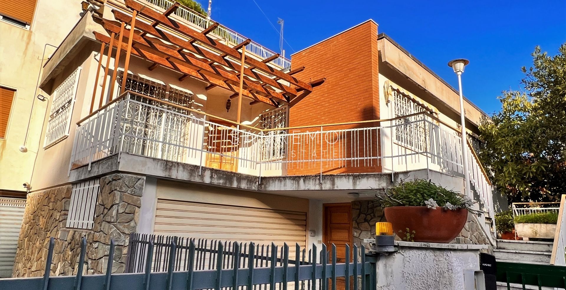 Casa semindipendente con giardino e box auto