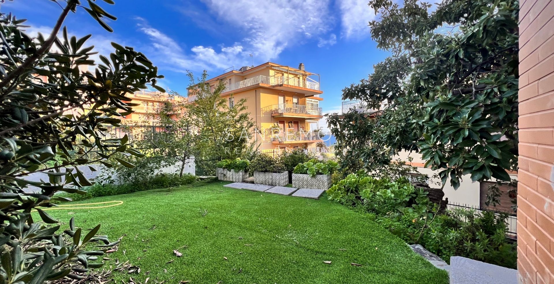 Casa semindipendente con giardino e box auto