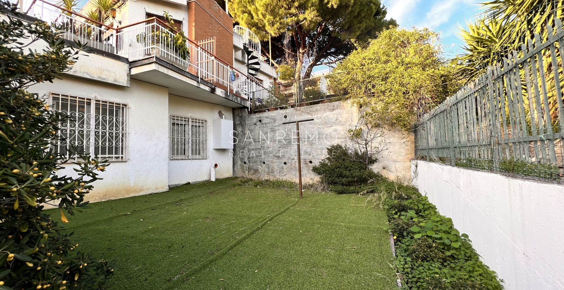 Casa semindipendente con giardino e box auto
