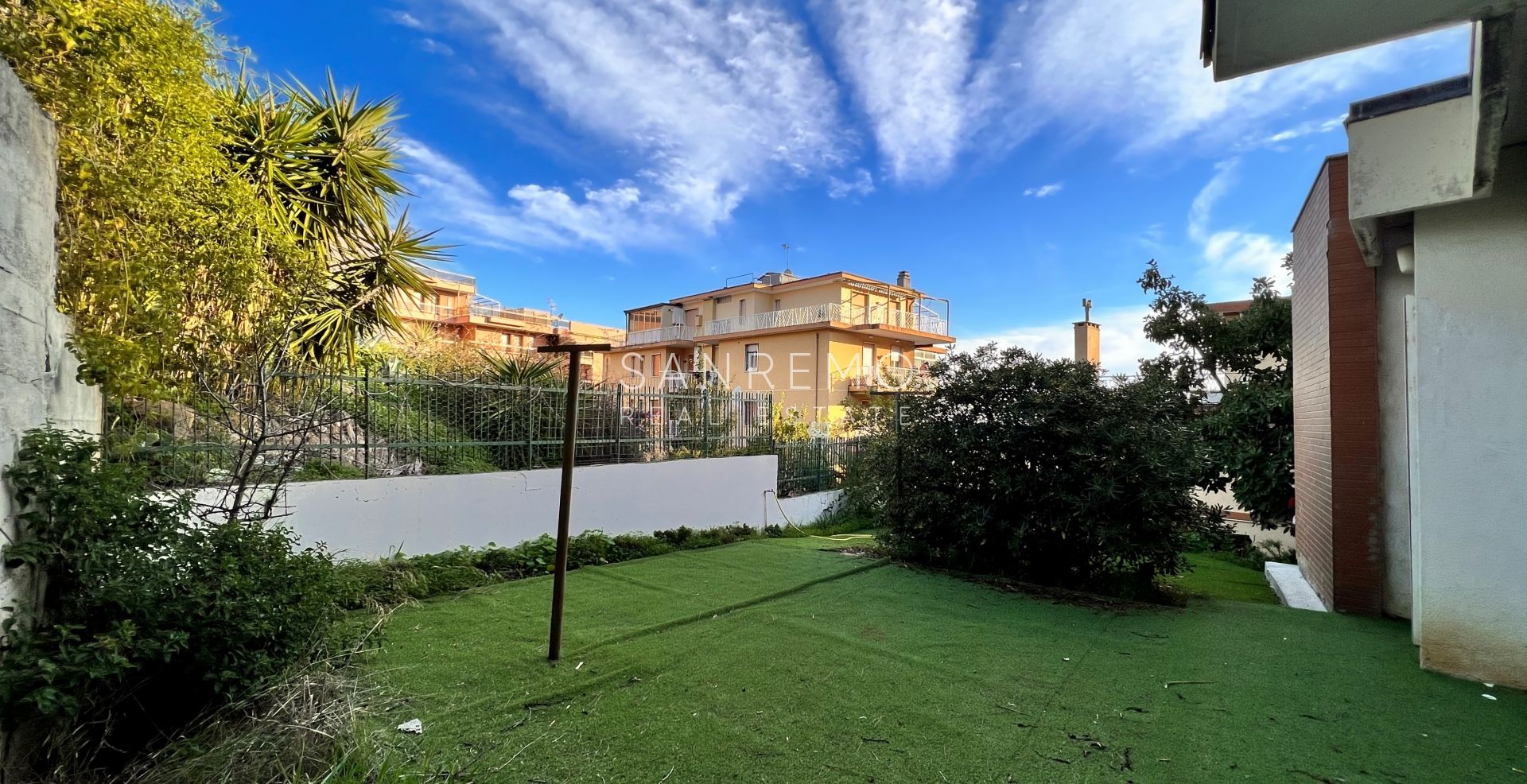 Casa semindipendente con giardino e box auto