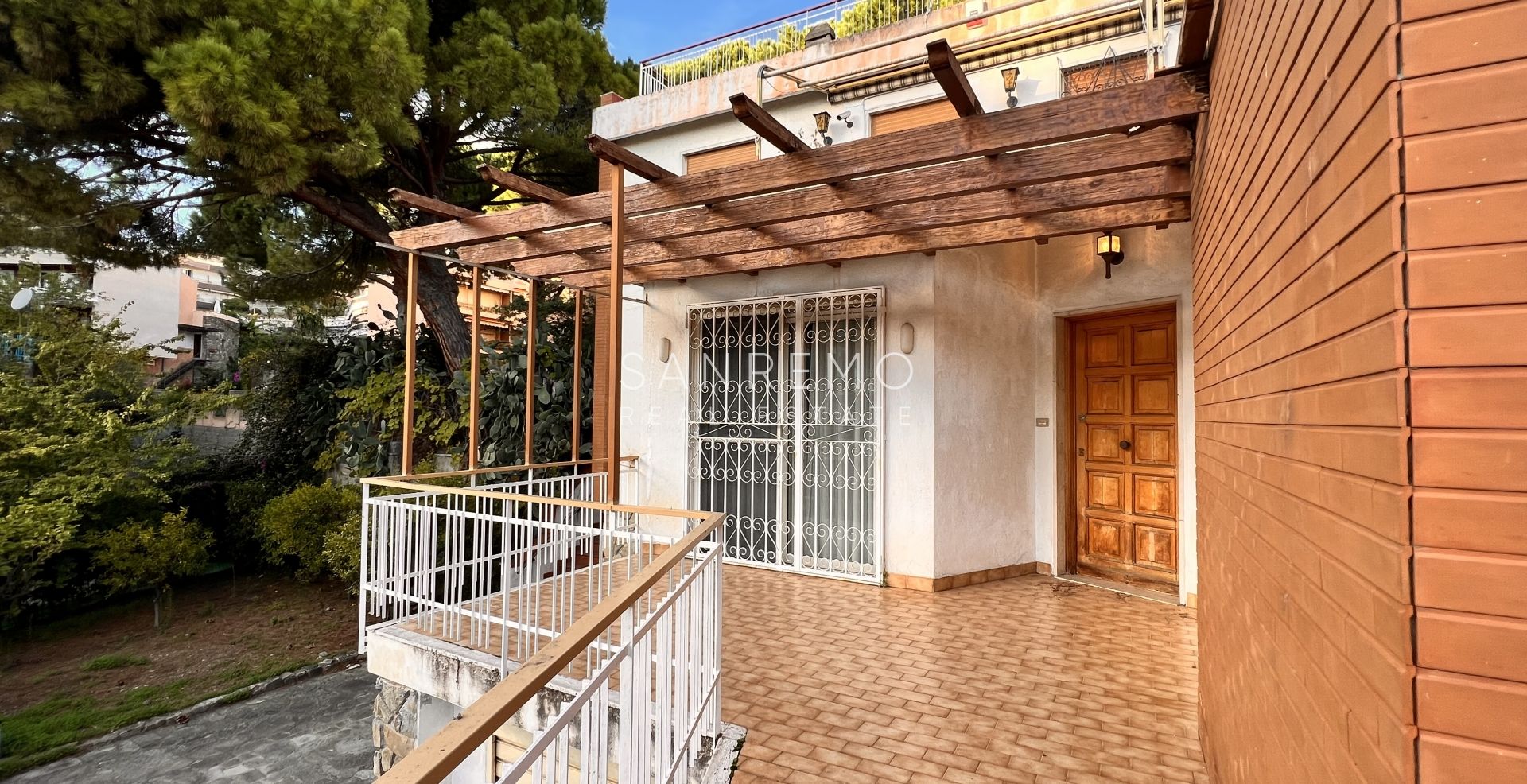 Casa semindipendente con giardino e box auto