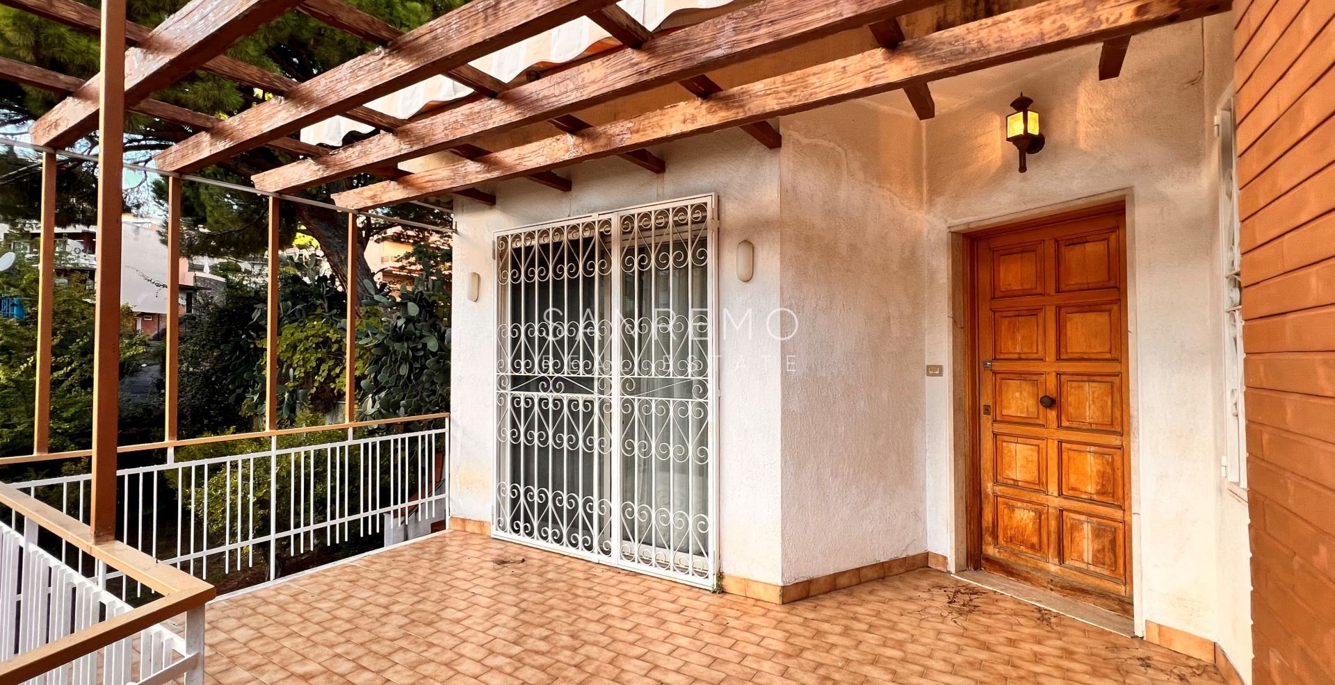 Casa semindipendente con giardino e box auto