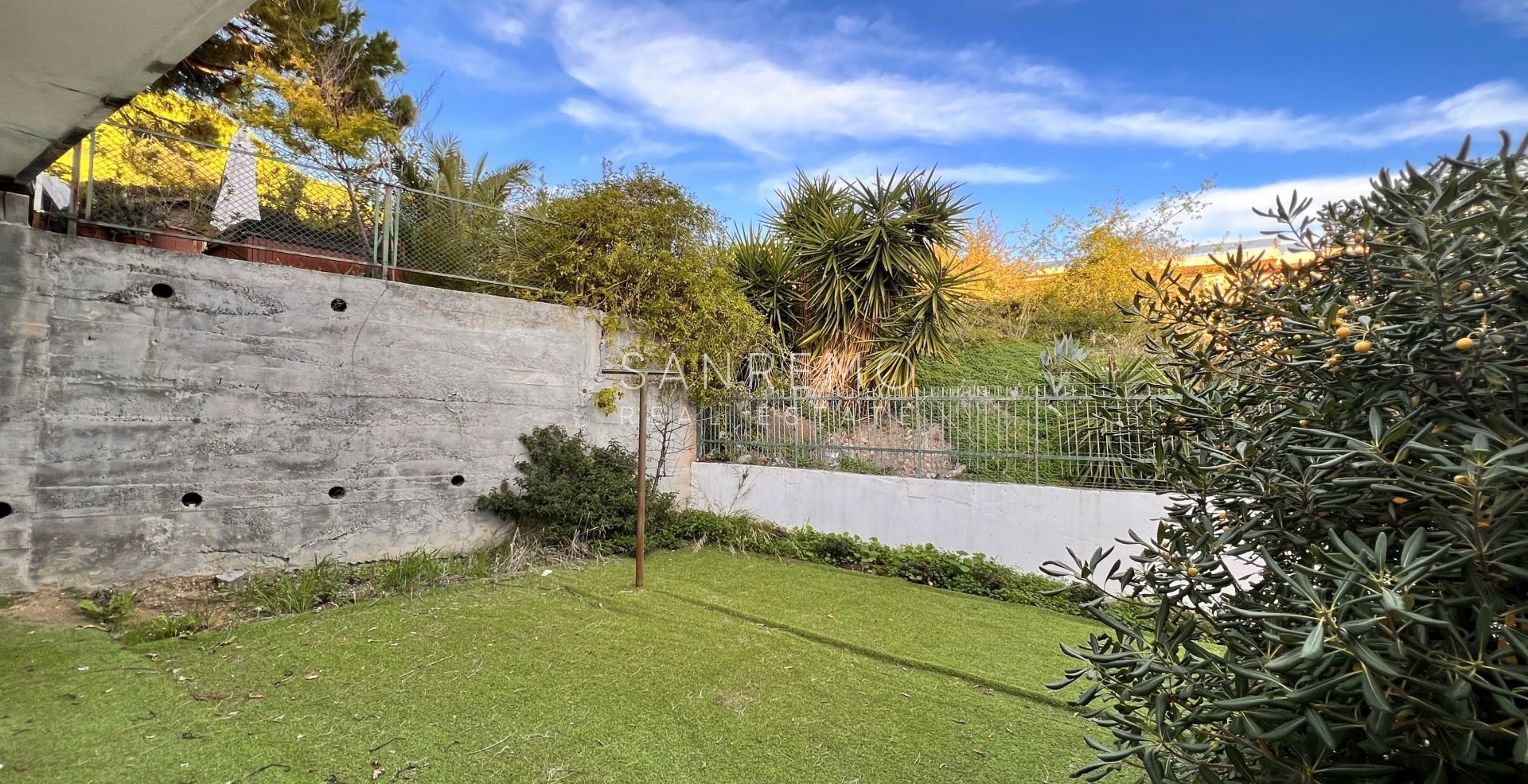 Casa semindipendente con giardino e box auto