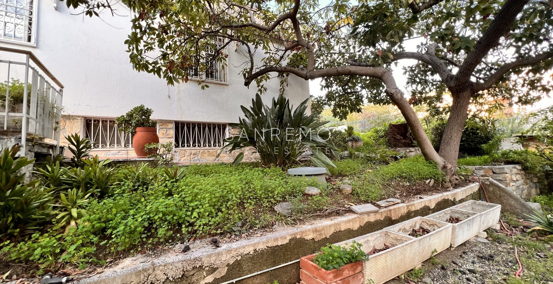 Casa semindipendente con giardino e box auto