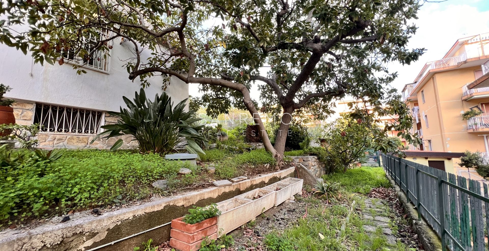 Casa semindipendente con giardino e box auto